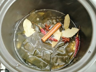 11、黄豆炖海带,倒入500克水