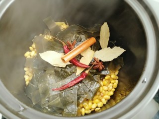 10、黄豆炖海带,把香料一起放入砂锅