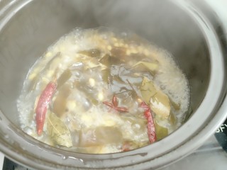 12、黄豆炖海带,大火烧开转小火炖30分钟