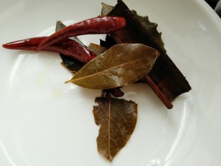 13、黄豆炖海带,时间到了把香料夹出