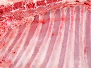 1、红烧羊排,准备食材:新鲜羊排砍成块,大小均匀,也可以在买的时候叫老板砍好,这样比较方便!