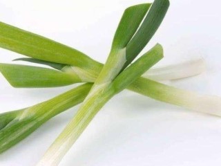 2、红烧羊排,大葱适量,剥皮清洗干净!