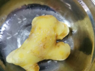 3、红烧羊排,生姜一块,洗干净备用!