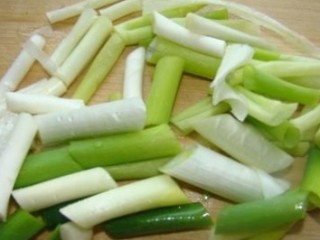 7、红烧羊排,大葱切成葱段备用!