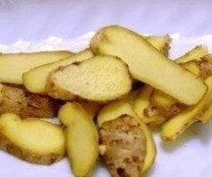 8、红烧羊排,生姜切片,放入碗中备用!