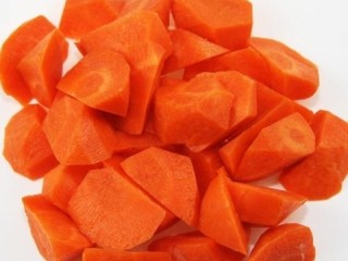 9、红烧羊排,胡萝卜切块,放入碗中备用!