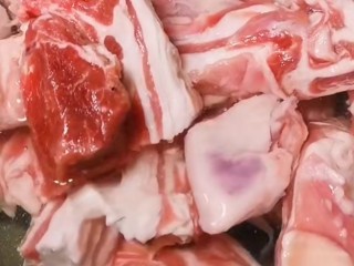 11、红烧羊排,起锅烧水,冷水倒入羊排!