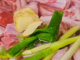 12、红烧羊排,加入调料,大葱段、生姜片、料酒,主要是去除异味!