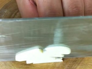 10、红烧羊排,大蒜头切成蒜片放入碗中备用!