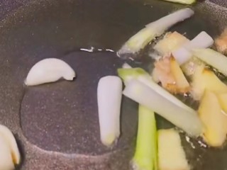 14、红烧羊排,起锅烧油,下生姜片、大蒜片、大葱段、炒香!