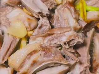 15、红烧羊排,炒香以后倒入羊排,翻炒均匀,这步可以多炒一会,炒去水分!