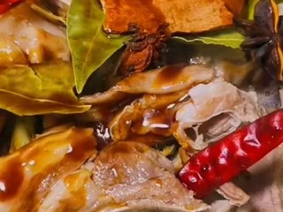 16、红烧羊排,放入香料:香叶、桂皮、干辣椒、胡椒粉、八角、生抽、老抽、蚝油、适量料酒、少许冰糖!