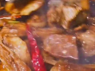 17、红烧羊排,将放好香料的羊排继续翻炒,炒至羊排上色,香料炒出香味!