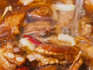 18、红烧羊排,炒香之后放入适量清水,淹没羊排就可以了!然后开大火开始烧羊排、水开之后转中火!