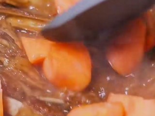19、红烧羊排,羊排烧至断生之后即可加入胡萝卜一起烧制!