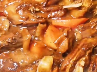 20、红烧羊排,烧好之后可以根据自己的需要适量的调入鸡精、味精,不吃的也可以不加,然后大火收汁即可!