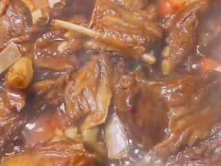 21、红烧羊排,最后将烧好的羊排盛入盘中,然后就是米饭遭殃的时候啦,赶紧享受美味吧!