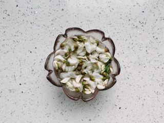 1、洋槐花厚蛋烧,槐花用淡盐水泡10分钟，再控水