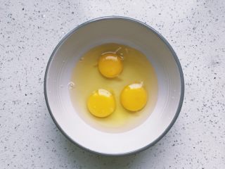 2、洋槐花厚蛋烧,鸡蛋打散