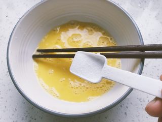 3、洋槐花厚蛋烧,加一勺盐