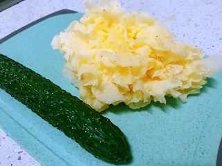 2、银耳拌黄瓜,准备好食材。