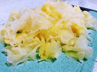 4、银耳拌黄瓜,放到水中洗啊洗，清洗表面杂质干净为至，用手撕成小朵小朵状。