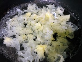 5、银耳拌黄瓜,锅中水烧开，倒入银耳焯水一分钟，赶紧捞出来控水，时间不能太长，要不银耳不脆会变得软绵绵的，除非是喜欢吃软的，但凉拌银耳吃的就是脆的口感。