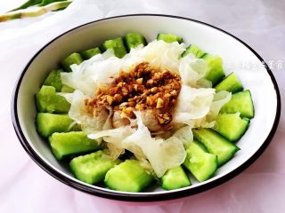 11、银耳拌黄瓜,成品。