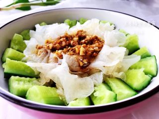 10、银耳拌黄瓜,调好的料汁从中间倒入，吃的时候拌匀就可以了。