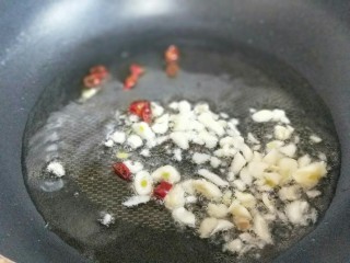 6、厨房挑战＋素菜＋雪菜炒毛豆,起油锅，加入切好的蒜和辣椒炒香。