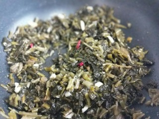 7、厨房挑战＋素菜＋雪菜炒毛豆,加入切好的雪菜煸炒。