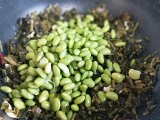 9、厨房挑战＋素菜＋雪菜炒毛豆,再加入毛豆。