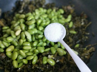 10、厨房挑战＋素菜＋雪菜炒毛豆,加入盐，中火翻炒片刻。(根据个人口味放盐量)