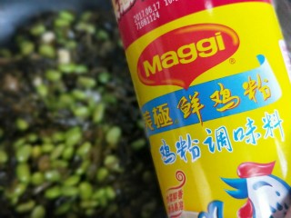 11、厨房挑战＋素菜＋雪菜炒毛豆,加入鸡粉，翻炒均匀出锅。