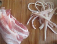 1、生爆盐煎肉,五花肉片去皮切7-8cm左右长