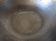 3、生爆盐煎肉,铁锅下少许油