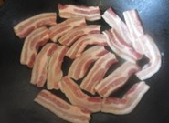 4、生爆盐煎肉,烧热后加入肉片