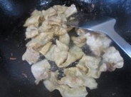 5、生爆盐煎肉,煎出肥油，到肥肉部分半透明，肉片微微内凹，四边卷起，撒入少许盐，翻炒几下