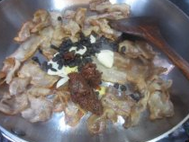 6、生爆盐煎肉,加入豆瓣酱豆豉爆香翻炒