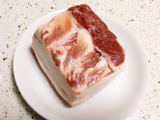 1、地方菜-夹沙肉,这样的五花肉,即肥肉偏多,最好是十厘米左右宽度,这样更好切片。
