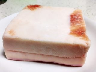 2、地方菜-夹沙肉,把表面瘦肉去掉。