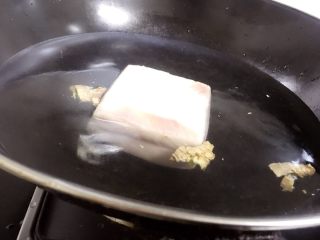 3、地方菜-夹沙肉,清洗干净后放入锅里,加足量的水,一勺料酒,拍半个老姜,一起煮至肥肉熟透即可。