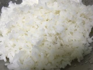 4、地方菜-夹沙肉,糯米用水浸泡一小时,煮肉期间,汤锅里加水烧开后放入糯米煮至断生,捞出糯米并用冷水冲一下后沥干水分备用。