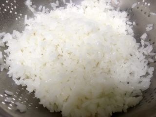 5、地方菜-夹沙肉,两勺白糖,放入煮过的糯米,拌匀。也可以放入一些果脯类一起拌匀,好看又好吃。