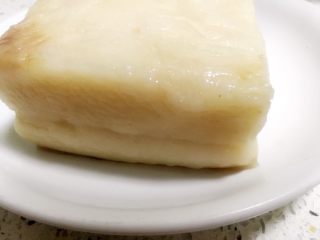 6、地方菜-夹沙肉,将煮熟透的肥肉捞出。