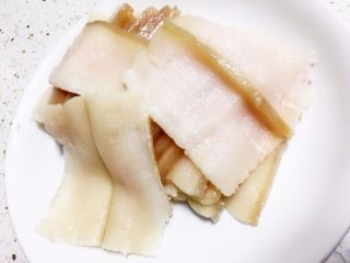 7、地方菜-夹沙肉,晾凉后切夹刀片。这个比较考刀工哦!