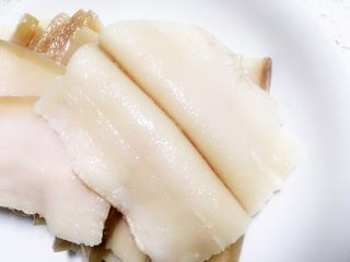 8、地方菜-夹沙肉,何为夹刀片?如图所示,一片肉实际是两块底部猪皮相连的肥肉。切法:猪皮那面放下方,由上至下先切一片肥肉却不把底部猪皮切断,接着再切一片肥肉并连同猪皮一起切段。