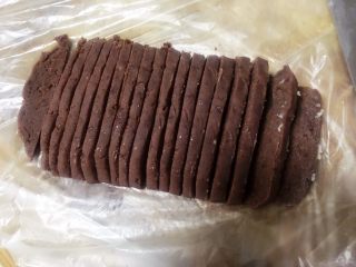 9、地方菜-夹沙肉,豆沙捏成长方形,宽度小于肥肉宽度。再横刀将豆沙块切成小片备用。这是我自己做的豆沙,味道更赞,如果怕不好成型不方便切片,可捏成长方形后放冰箱冷葬一下就更容易切成形。