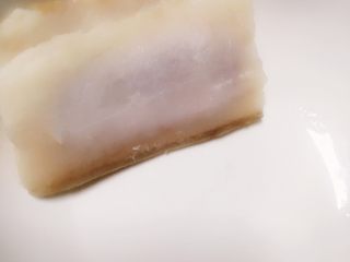 11、地方菜-夹沙肉,并用收将肉片个豆沙捏紧,夹沙肉搞定。然后准备一个中碗或大碗,将夹沙肉猪皮向下放入碗中。