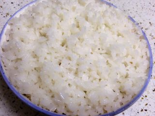 13、地方菜-夹沙肉,上面铺好糯米饭。